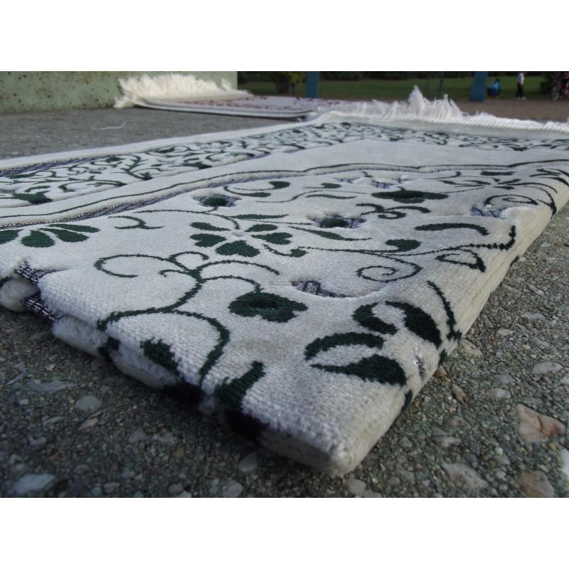 Tapis de Prière en Velours - Motifs jardin - Fond Sable - COULEUR VERT SAPIN Sana Tapis de prière > Velours 3700495413329 Librairie Musulmane Al-imen