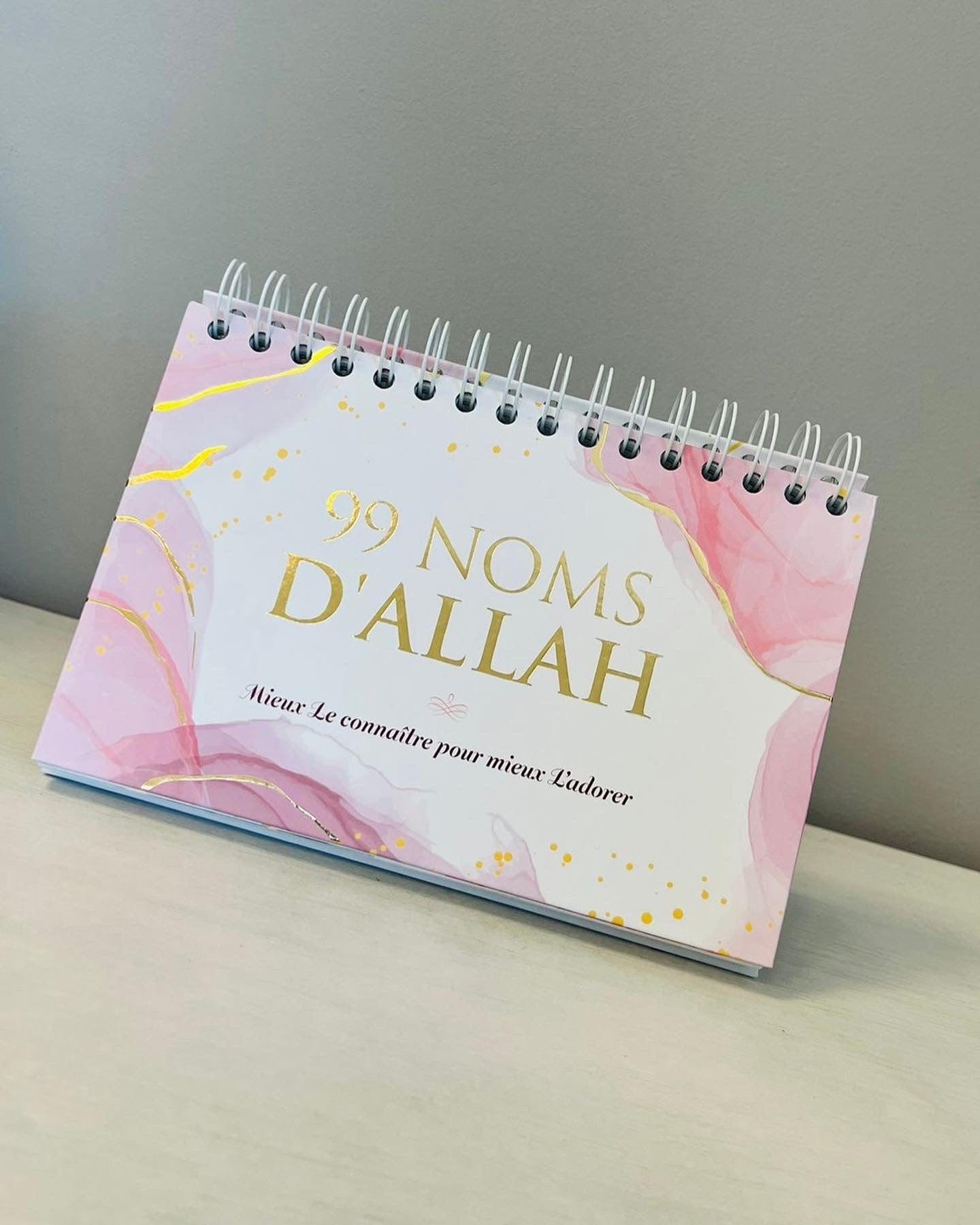 99 noms d'Allah - Mieux Le connaître pour mieux L'adorer - Calendrier chevalet Al-Hadîth Calendriers, organiseurs et agendas Librairie Musulmane Al-imen